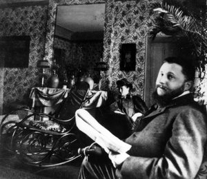 Thadée Natanson et sa femme Misia Godebska dans le salon de leur appartement rue Saint-Florentin, Paris, vers 1899